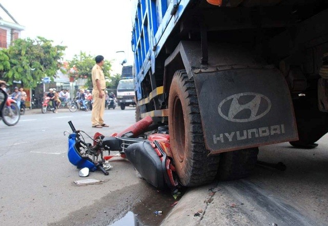 Đang đậu xe trên vỉa hè bị xe tải tống chết
