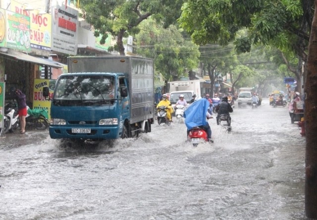 TP.HCM: Mưa lớn, nhiều tuyến đường ngập nặng