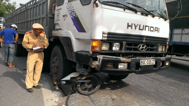 Xe tải cuốn xe máy, một người nguy kịch