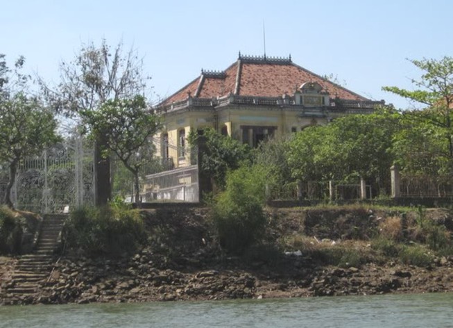 ‘Nhà lầu ông Phủ’, ẩn mình trong hoang phế