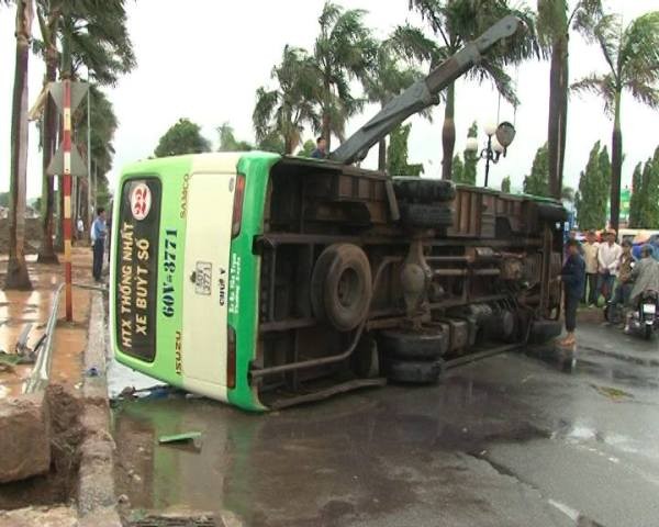 Xe buýt lật đè nát xe máy trước khu trung tâm thương mại