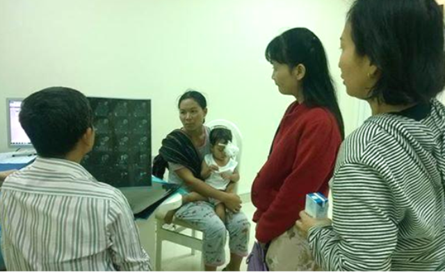 Phẫu thuật thành công bé gái bị mắt lồi ra ngoài hơn 5cm