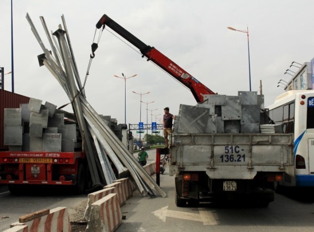 Hàng chục tấn sắt “rơi tự do” khiến người đi đường đứng tim