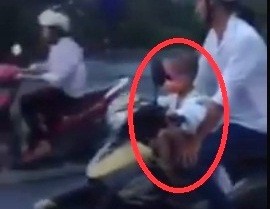 Clip bé trai 5 tuổi 'phóng' xe máy chạy vù vù trên đường