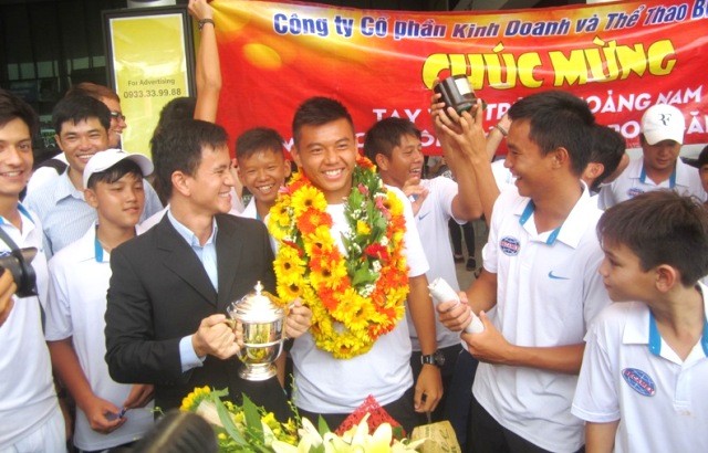Hàng trăm người ra sân bay đón tay vợt Lý Hoàng Nam