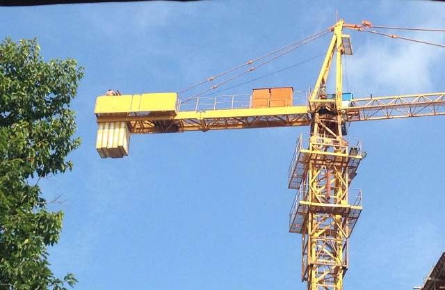 Nam thanh niên leo lên cần cẩu cao hơn 50m đòi tự tử