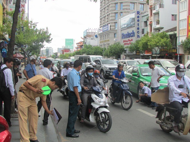 Xe bồn va chạm taxi, ùn tắc giao thông hàng giờ liền