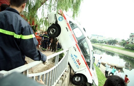 Clip chủ quán nước tò mò lái thử taxi rồi đâm xuống sông