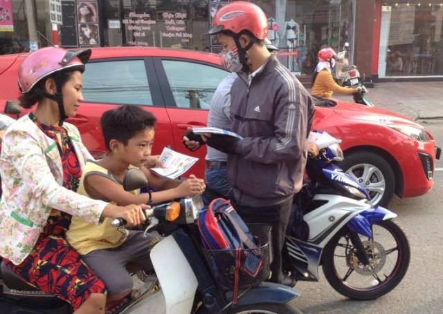 Chặn đầu xe phát tờ rơi quảng cáo bất chấp lệnh cấm