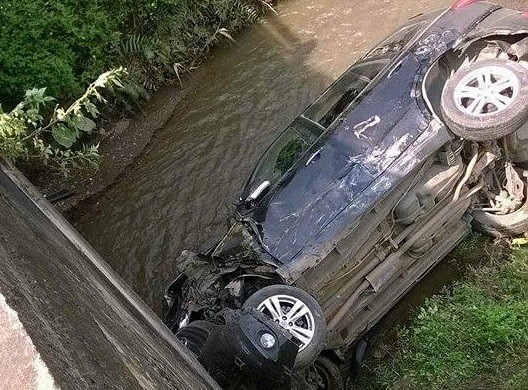 Xe chở Phó Trưởng Phòng CSGT tỉnh gặp nạn, rơi xuống suối