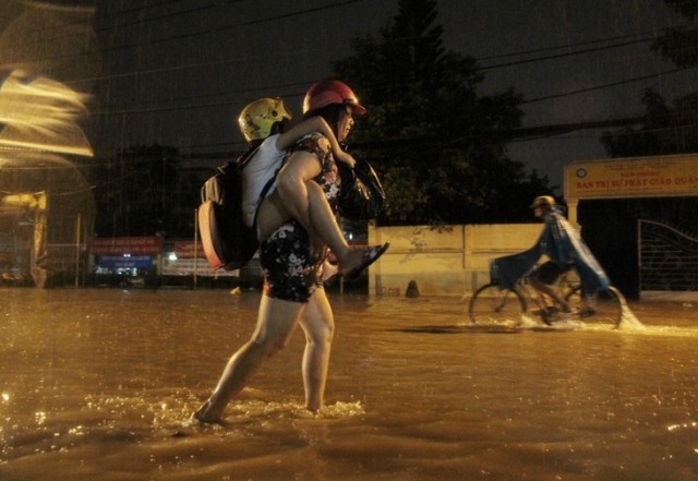 TP.HCM: Mưa lớn, nhiều người dân chưa về được nhà...