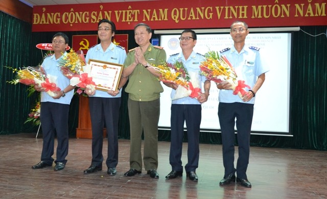 Trao bằng khen cho Chi cục Hải quan cửa khẩu sân bay Tân Sơn Nhất