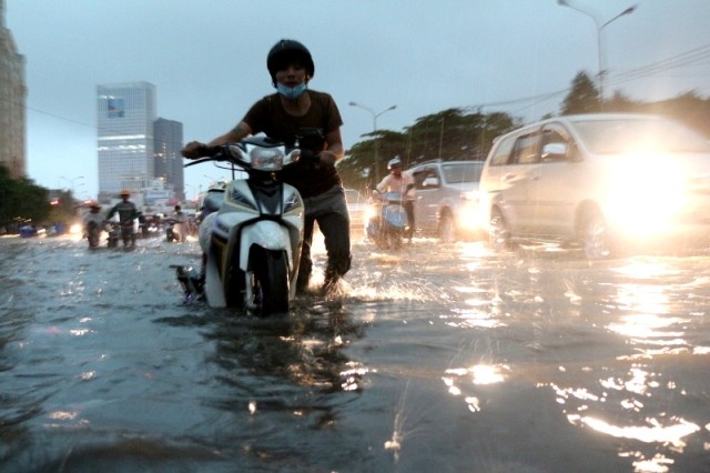 Sài Gòn ngập như sông, người dân 'bơi' về nhà