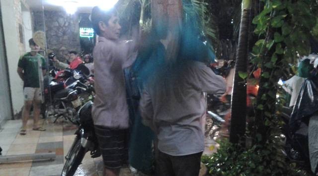 Tình người trong mưa