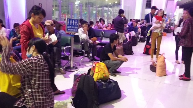 Thời tết xấu, hành khách ở sân bay Vinh 'vật vờ' chờ máy bay