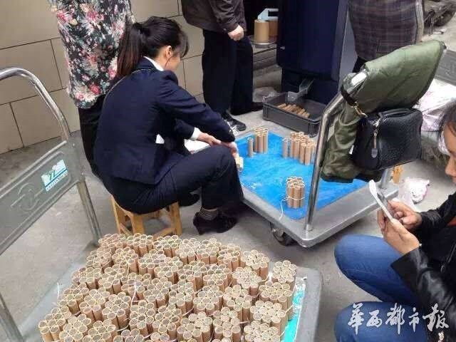 Dùng 250 kg tiền xu để mua nhà cho con