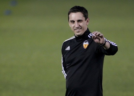 Thế thấp thỏm của tân HLV Gary Neville