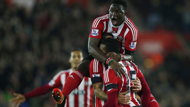 Arsenal 'phơi áo' trên sân của Southampton