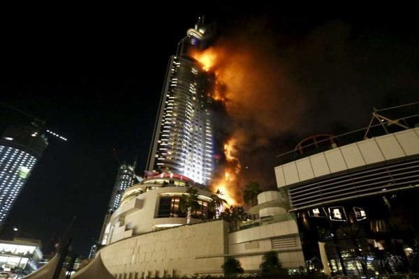 Siêu khách sạn Dubai chìm trong biển lửa đêm giao thừa