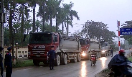 Clip Thanh tra giao thông xử lý hàng loạt xe tải chạy vào giờ cấm