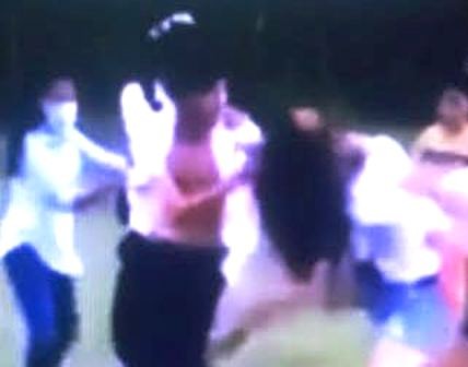 Thêm một clip nam sinh đánh nữ sinh trên sân bóng