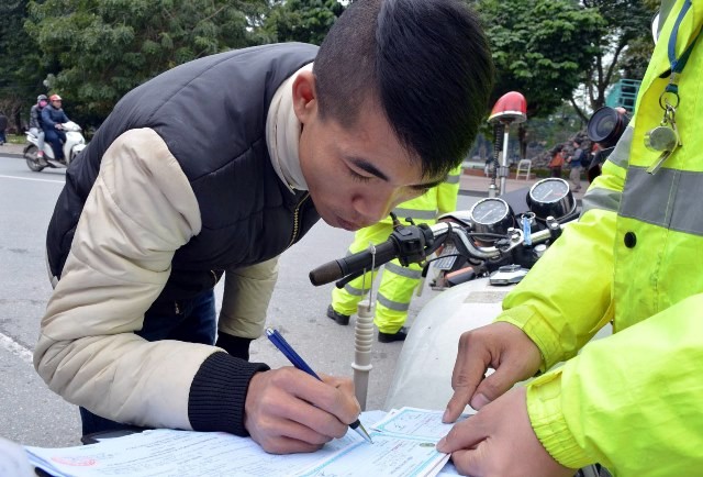 Hà Nội xử phạt người đi bộ vi phạm luật giao thông