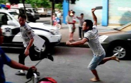 Chém nhau tơi tả chỉ vì không bật đèn xi-nhan