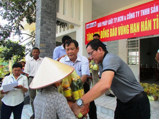 Báo Pháp Luật TP.HCM tặng quà bà con vùng hạn