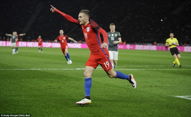 Vardy ghi bàn, tam sư húc đổ cỗ xe tăng Đức