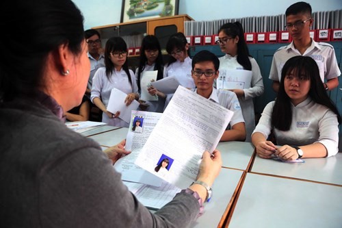 Kết thúc nộp hồ sơ thi THPT quốc gia: 3 môn học 'lên ngôi'