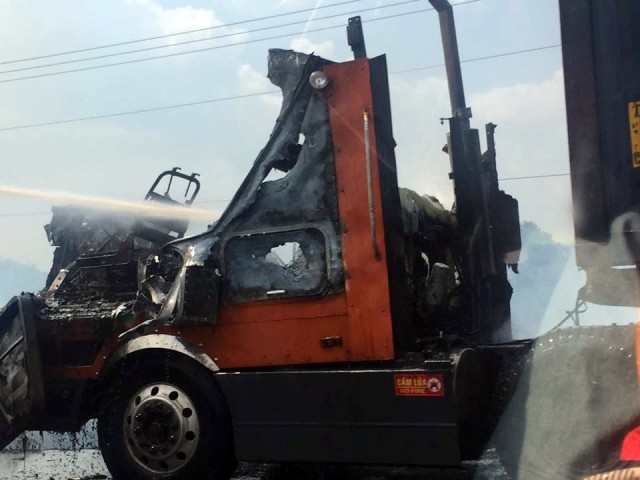 Tài xế tung cửa thoát thân khi xe container bốc cháy trên cao tốc