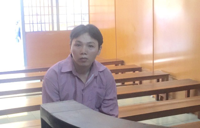 Ngủ lại nhà hàng xóm rồi hiếp dâm nữ chủ nhà