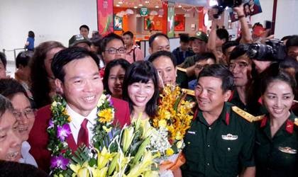 Hoàng Xuân Vinh chật vật thoát khỏi 'vòng vây' người hâm mộ
