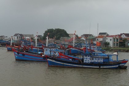 Tàu của ngư dân bị sóng đánh chìm trên đường tránh bão