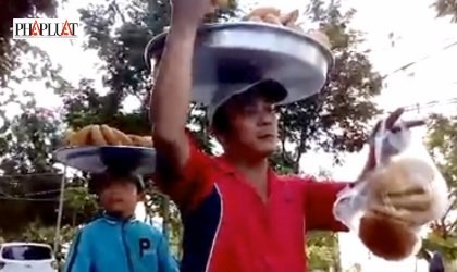Clip: 'Dị nhân' bán bánh tiêu