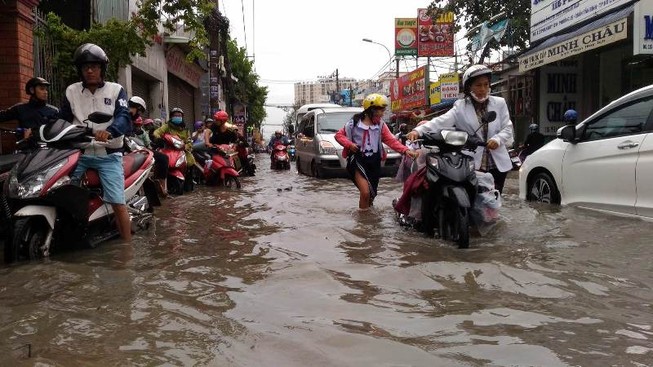 Sinh hoạt của người dân TP.HCM đảo lộn vì mưa lớn