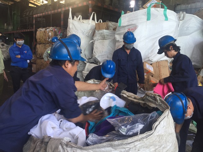 TP.HCM tiêu hủy lượng lớn thực phẩm, mỹ phẩm giả