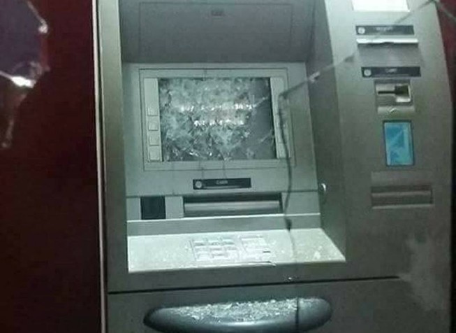 Người đàn ông nghi 'ngáo đá', đập phá trụ ATM