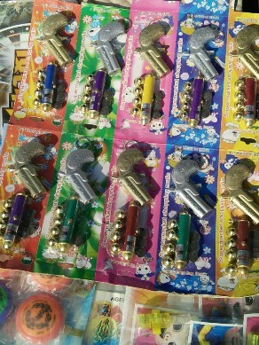 Đồ chơi “made in China” nhan nhản trước trường học