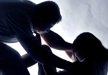 Bị bạn trai đòi 'quan hệ', cô gái nhảy xuống hồ bỏ trốn
