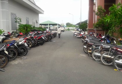 Bắt vụ đánh bạc, tạm giữ 64 xe máy ở tiệm cầm đồ