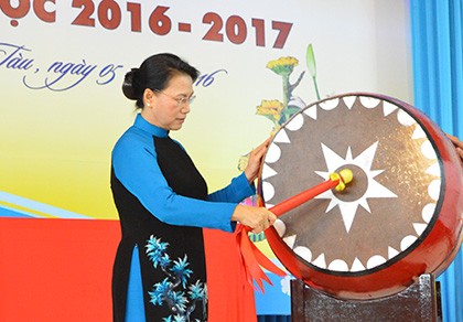 Chủ tịch Quốc hội đánh trống khai giảng tại Trường chuyên Lê Quý Đôn