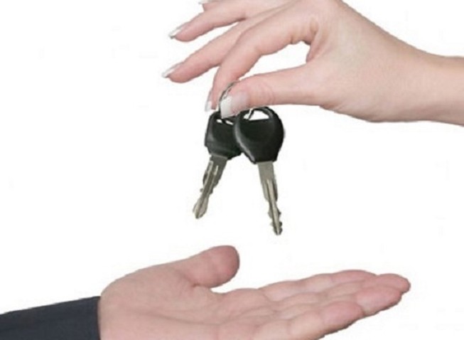Mượn xe người quen đi trả nợ, bí quá cầm luôn 