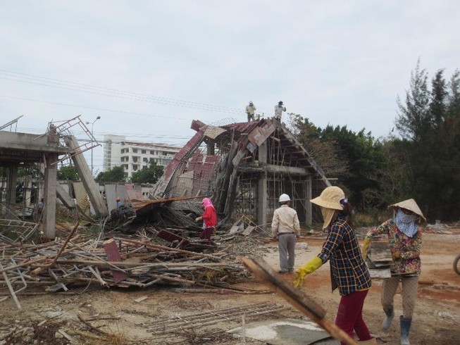 Sập cổng trường đang xây, 2 công nhân bị thương nặng