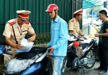 CSGT tuýt còi dừng xe nhưng chạy luôn, bị xử phạt ra sao?