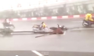 Video cơn giông kinh hoàng ở Hà Nội chiều ngày 13-6