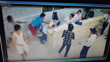Audio: Bệnh nhân lao vào đánh bác sĩ