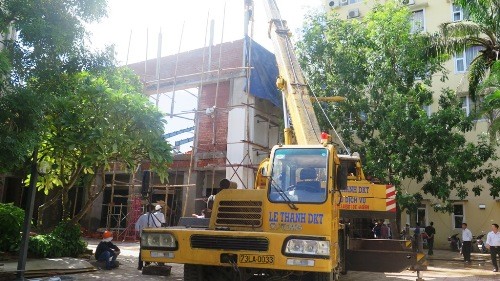 Cần cẩu gãy đôi, một công nhân tử vong tại chỗ
