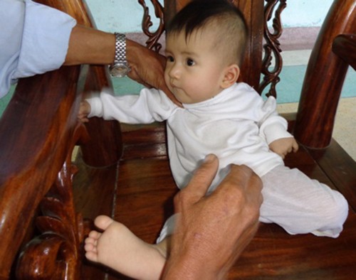 Bé bảy tháng tuổi bị bỏ rơi đã có người nhận nuôi