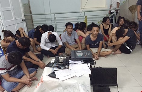Nhiều ông chồng nộp đơn ly hôn vì vợ mê đỏ đen